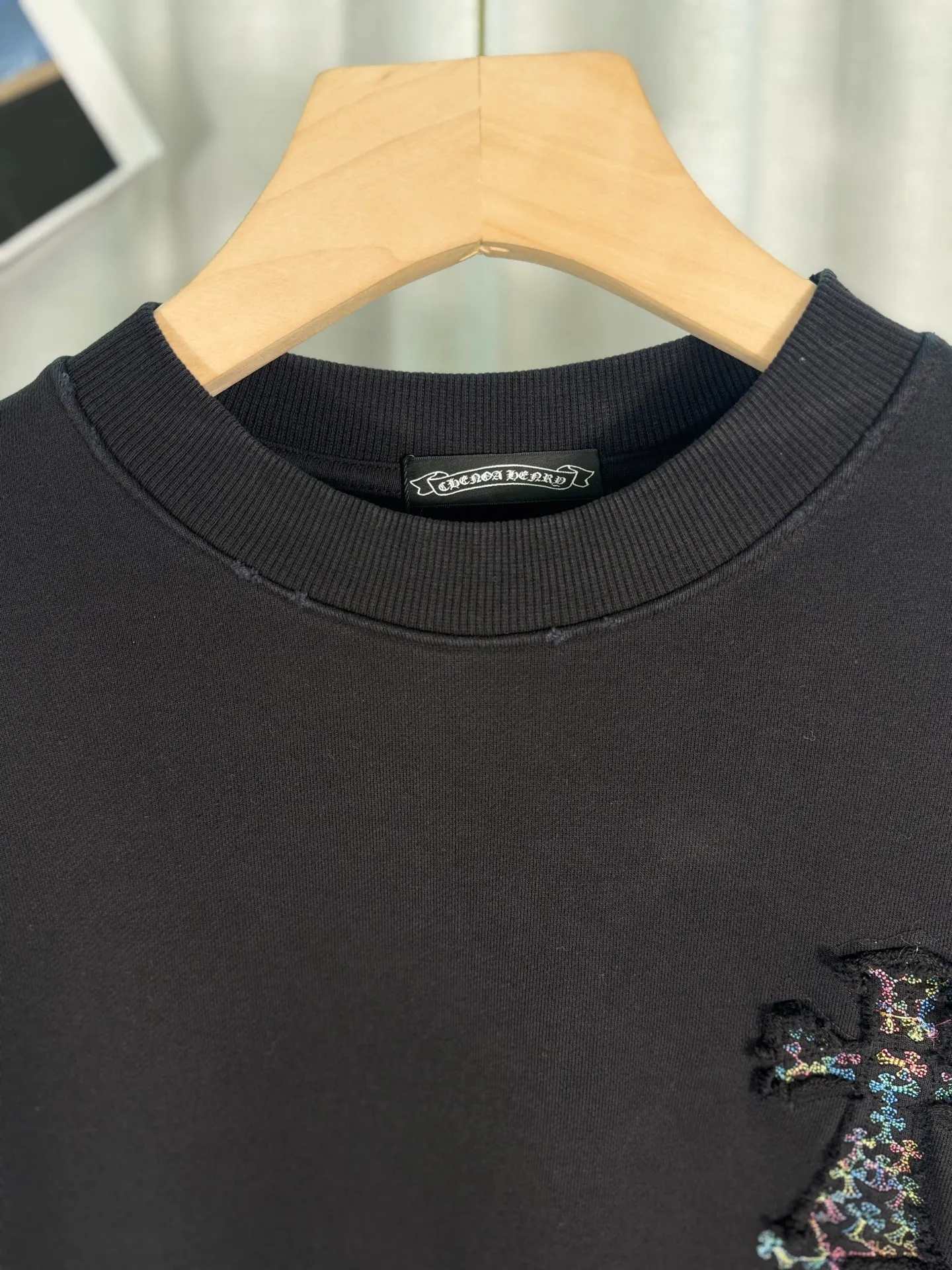 P270 top version, real shot without P, ​​different from market currency) 𝗖𝗵𝗿𝗼𝗺𝗲 𝗛𝗲𝗮𝗿𝘁𝘀/Cro Xin 2025 Bi Wen Dyed and Worn Autumn and Winter New Original Single Counter American Laser Burnt Bi Wen Dyed and Worn Couple Casual Sweater 👑The highest version! Customized fabric 430g tripe terry fabric! American acid washed distressed original denim with burnt flowers ✟appliqué embroidery and exquisite embroidery of letters! The best-selling model in the counter, very comfortable to wear. Accessories: original molded and authenticated collar label➕100% silk wash label. Genuine purchase-grade original hangtag➕matching hanging rope➕3D hanging beads➕original packaging bag. Craftsmanship: The original version has consistent wiring! The highest version of the armhole matching technique! Color: White Black Size: S M L XL Style No.: 9327
